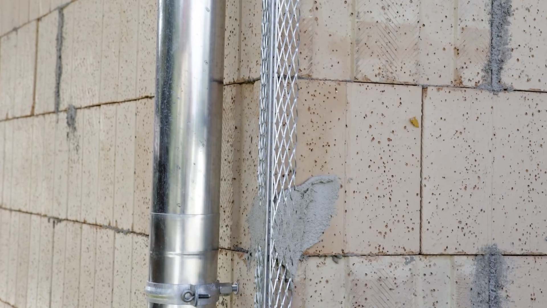 Rohinstallation Sanitär und Heizung: Ein Putzprofil aus Metall an einer Wand im Rohbau