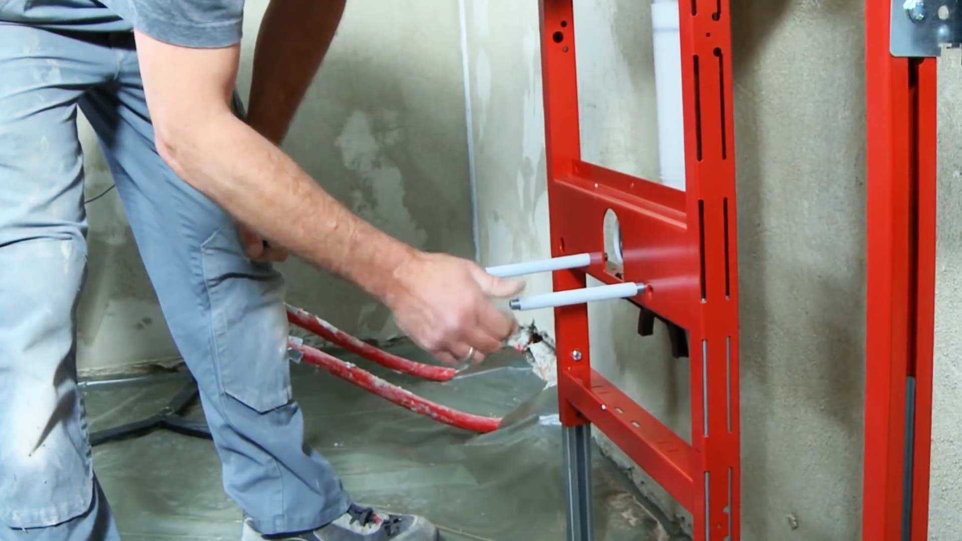 Rohinstallation Sanitär und Heizung: Rohre werden in dem Vorwandgestell befestigt
