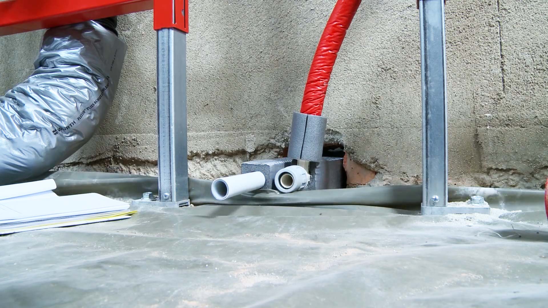 Rohinstallation Sanitär und Heizung: Befestigte Rohre im Vorwandgestell