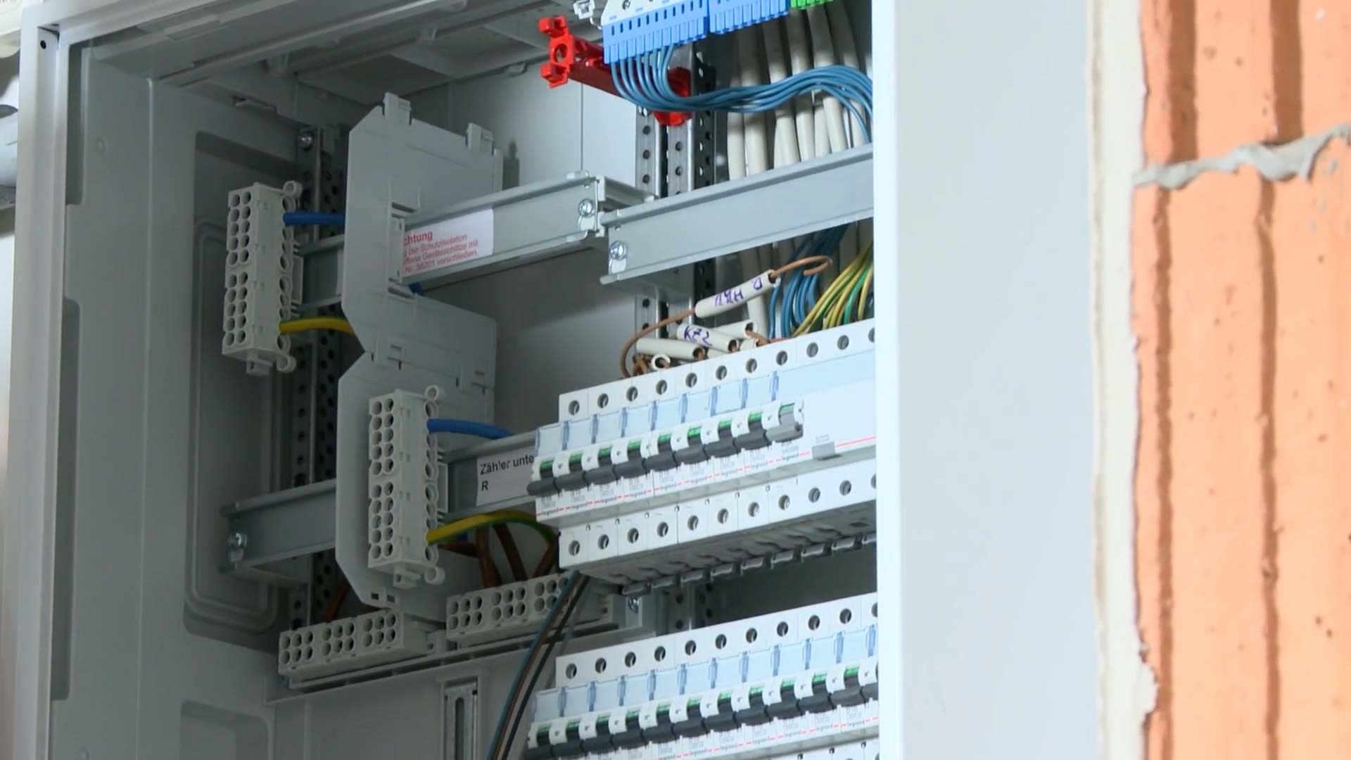 Elektroinstallation Wärmepumpe: Eine Drei-Phasen-Schiene verteilt die drei stromführenden Leiter gleichmäßig auf die Stromkreise, während Neutral- und Schutzleiter für eine sichere Hausinstallation integriert werden.