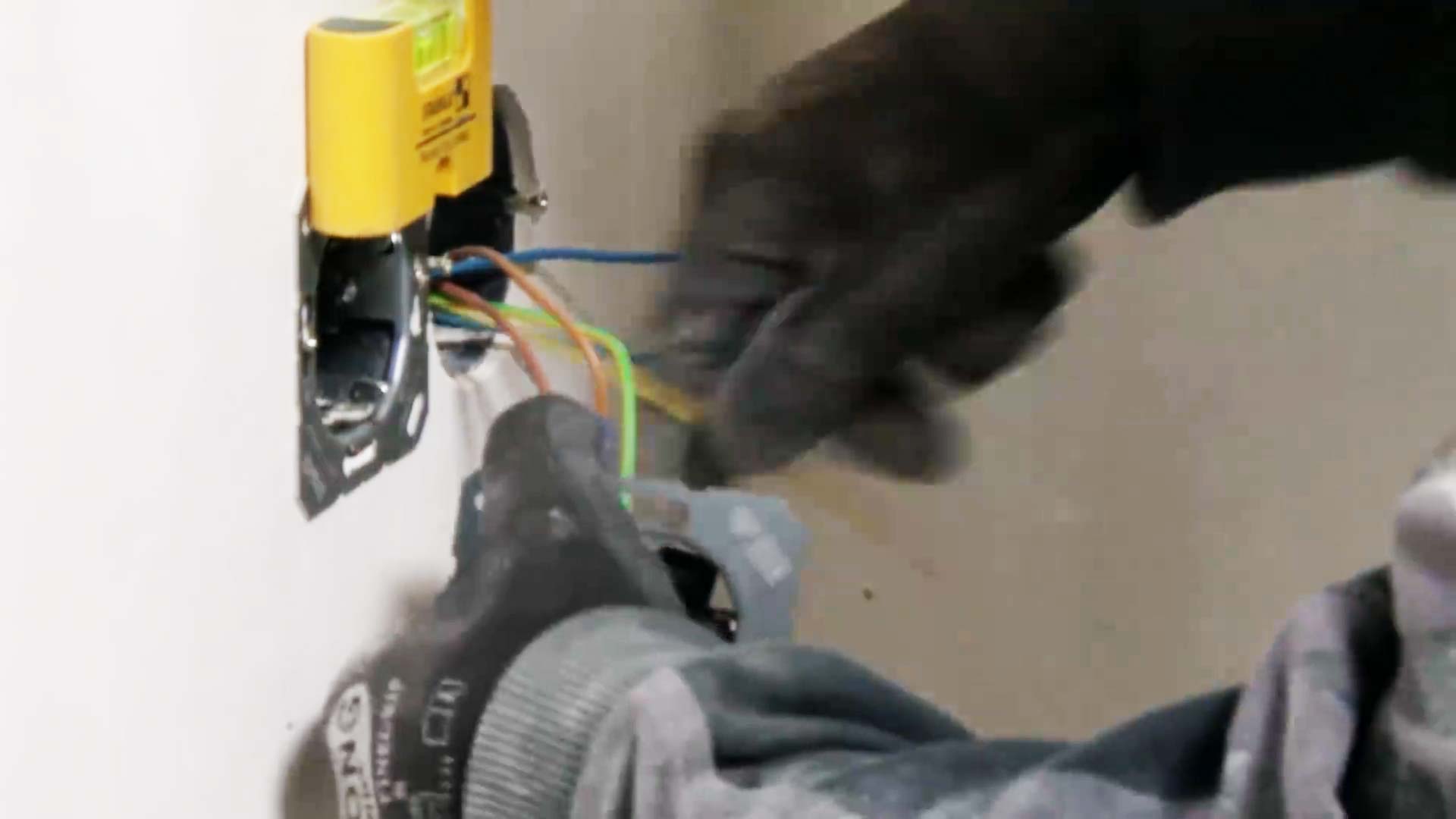 Elektroinstallation Wärmepumpe: Schalter und Steckdosen werden in die Unterputzdosen eingesetzt, die Kabel korrekt angeschlossen.