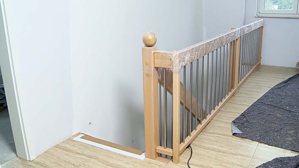 Hausbau Treppe: Blick von oben auf eine im Bau befindliche Treppe, die in das untere Stockwerk führt.