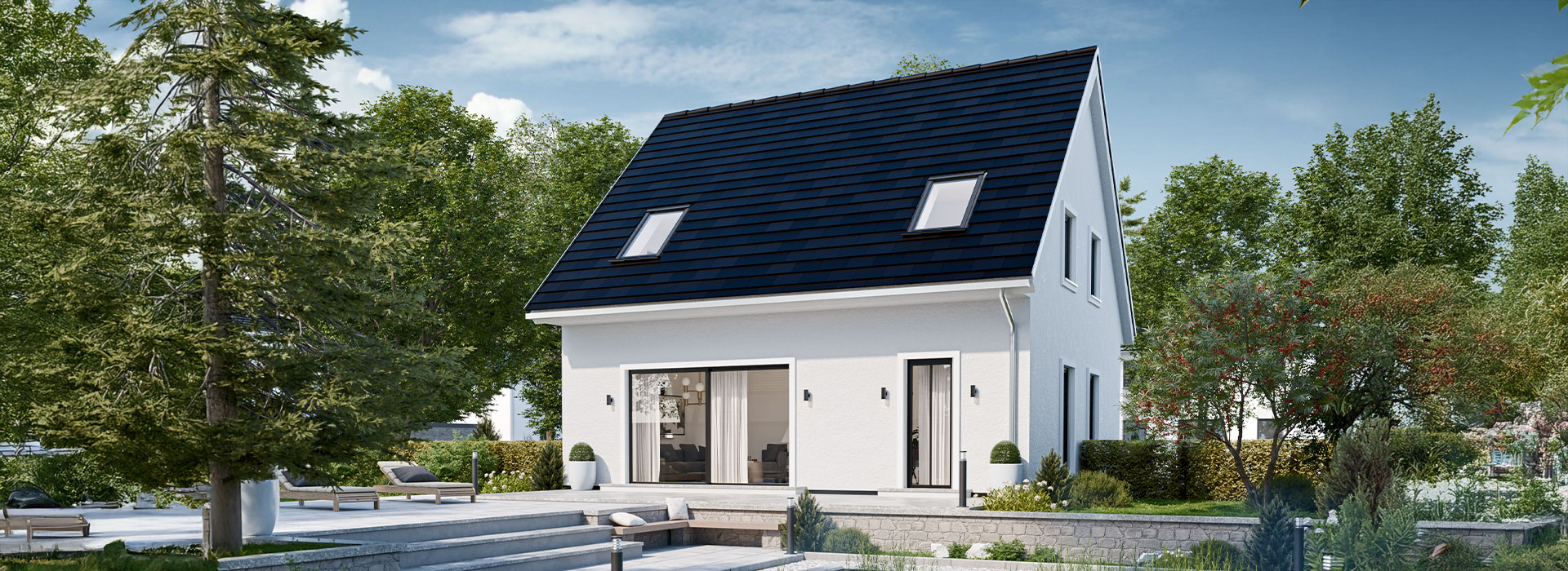 Einfamilienhaus bauen: Klassisches Satteldachhaus mit weißer Fassade und großem Garten.