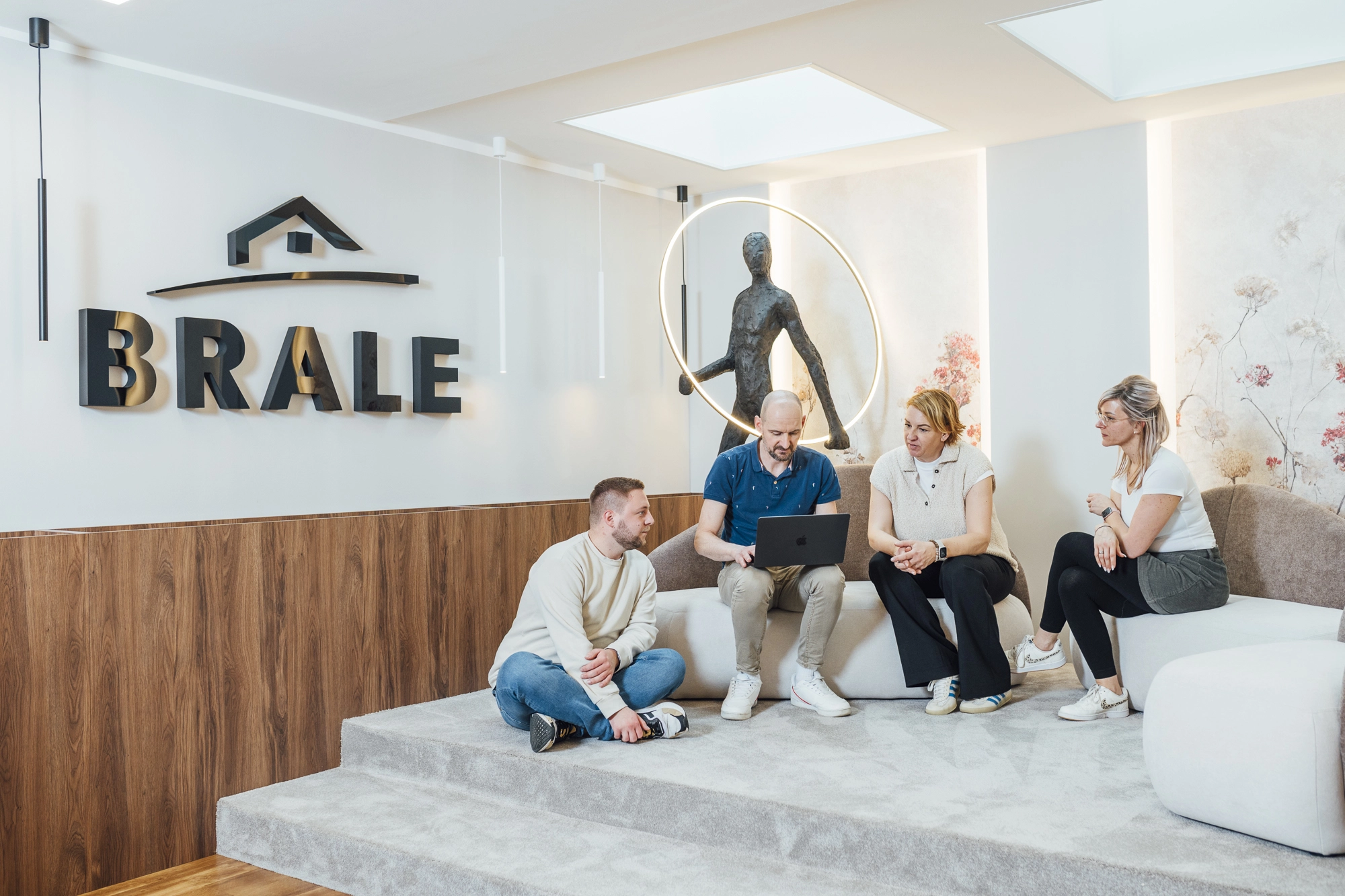 Das BRALE Team im Gespräch in der Lounge der Geschäftsstelle